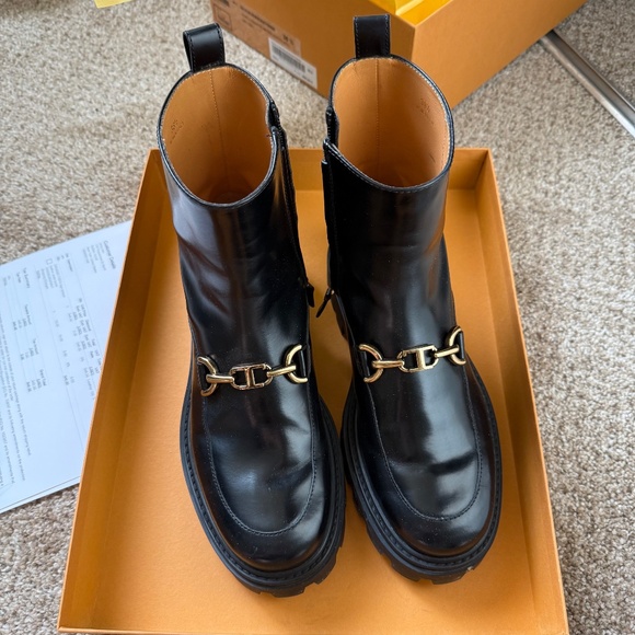 Tod's logo-plaque leather ankle boots size 8.5 - Like New - Picture 5 of 11